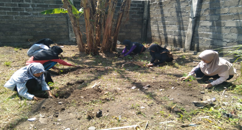 Siswa SMK Negeri 1 Banyuanyar Tanam 1000 Pohon Demi Lingkungan Hijau