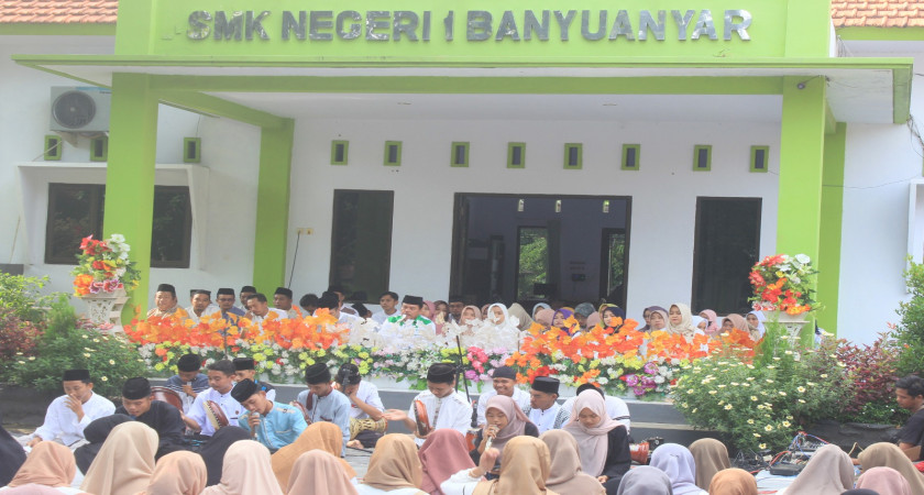 Istighosah Bulanan di SMKN 1 Banyuanyar Memperkuat Keimanan dan Ketaqwaan