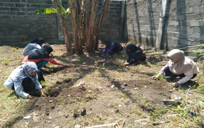 Siswa SMK Negeri 1 Banyuanyar Tanam 1000 Pohon Demi Lingkungan Hijau