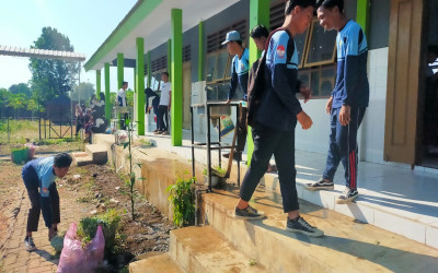SMKN 1 Banyuanyar Gelar Kegiatan Jum'at Bersih untuk Meningkatkan Kesadaran Lingkungan